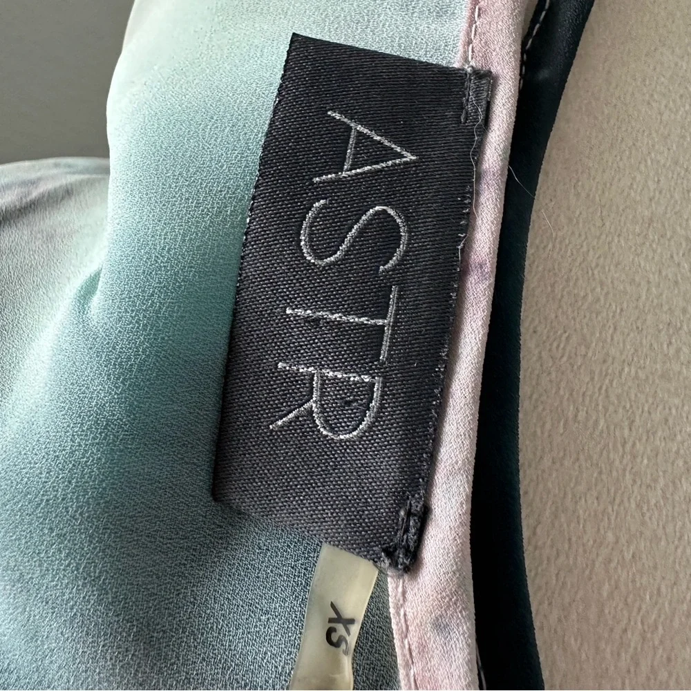 High-Low Abstract Blouse - Picture 8 of 9